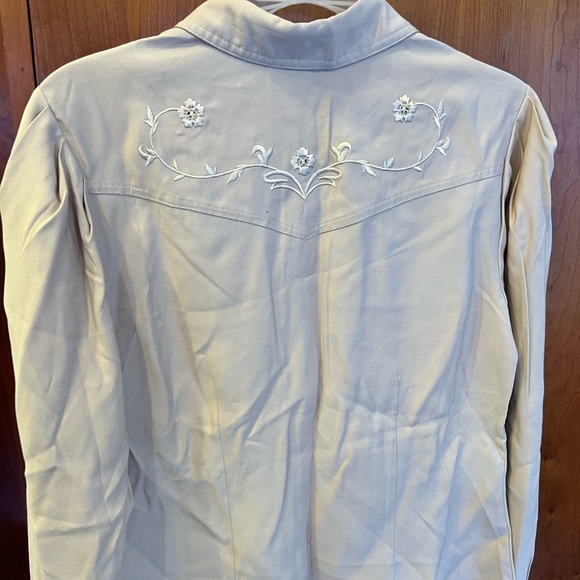 Beautiful shirt very nice and elegant with nice details - Picture 3 of 5